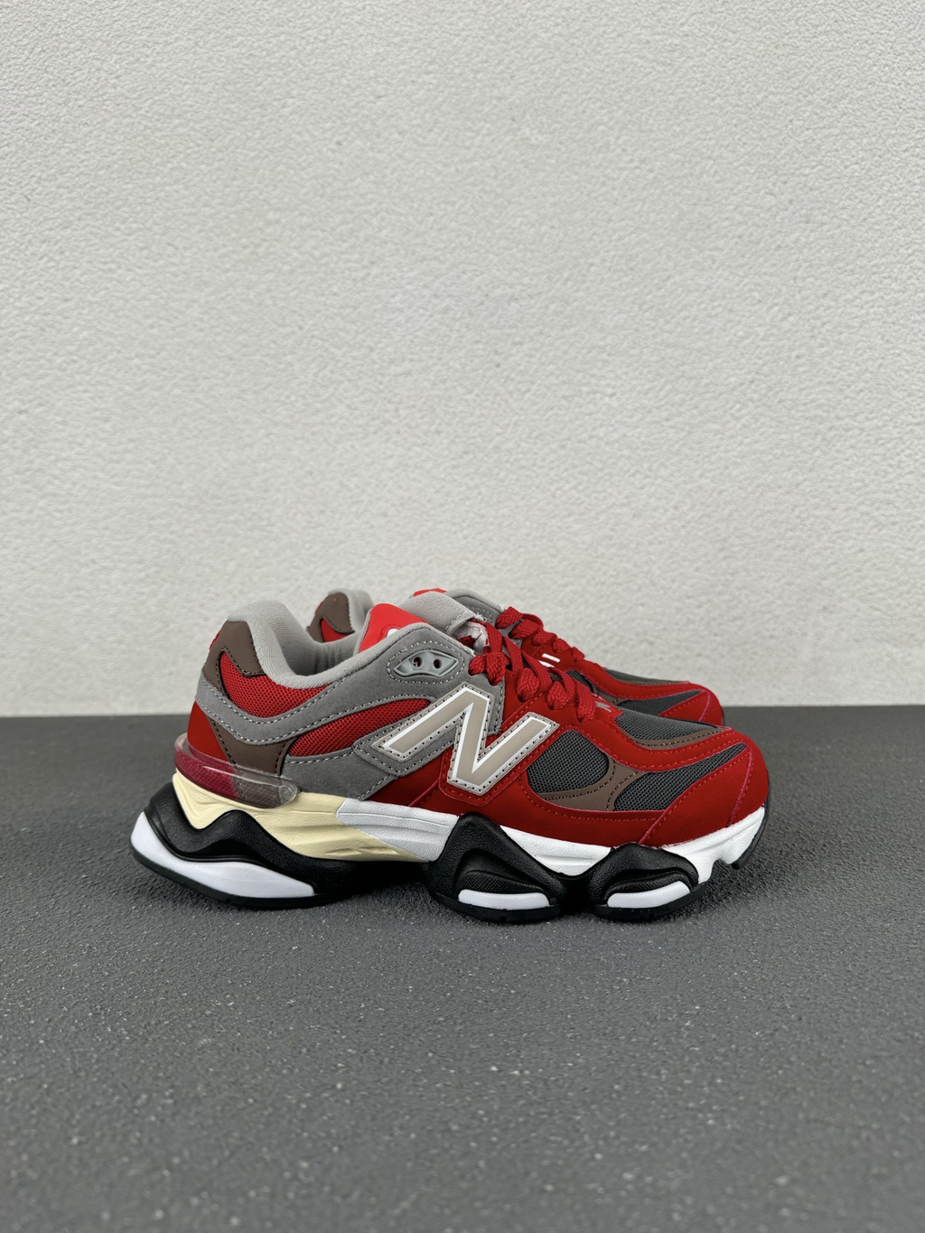 New Balance 9060 – Retro-Inspired Chunky Sneaker for Men & Women