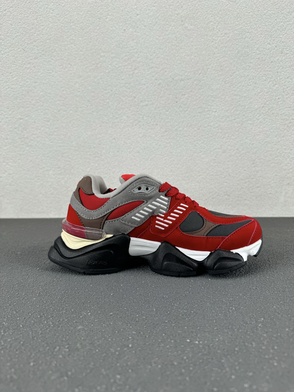 New Balance 9060 – Retro-Inspired Chunky Sneaker for Men & Women