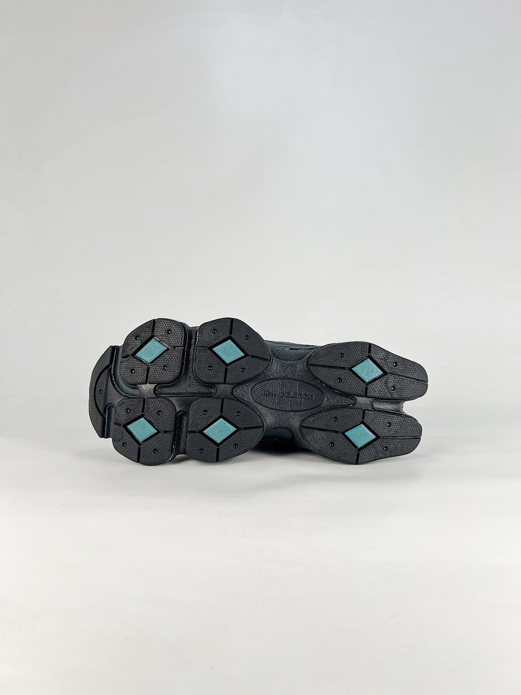 New Balance 9060 – Black / Mint Green Chunky Retro Sneaker