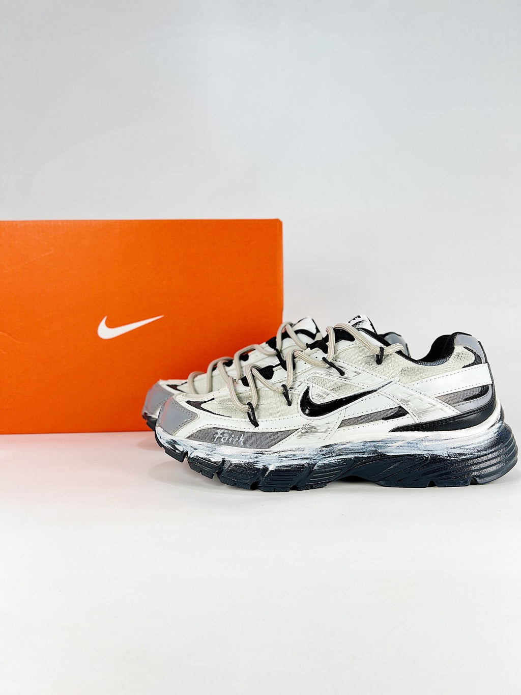 Nike Initiator – White / Silver / Black Retro Running Sneaker