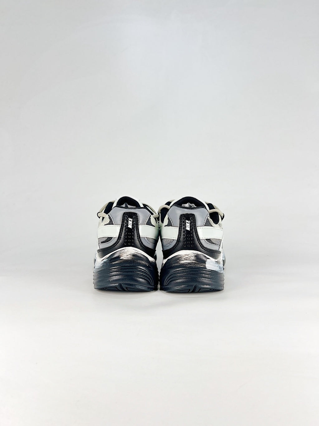 Nike Initiator – White / Silver / Black Retro Running Sneaker