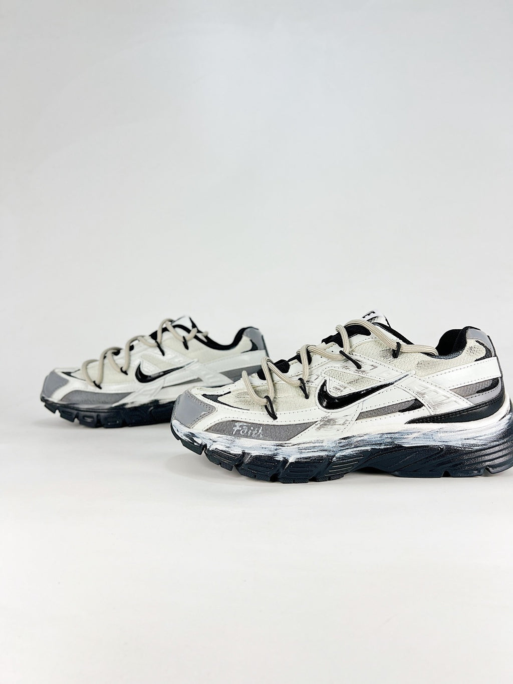 Nike Initiator – White / Silver / Black Retro Running Sneaker
