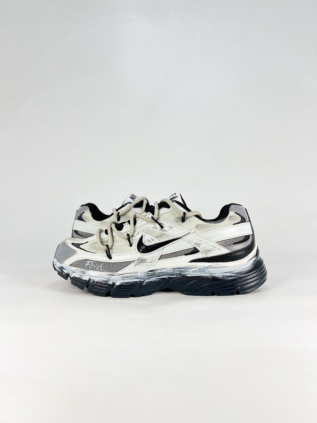 Nike Initiator – White / Silver / Black Retro Running Sneaker