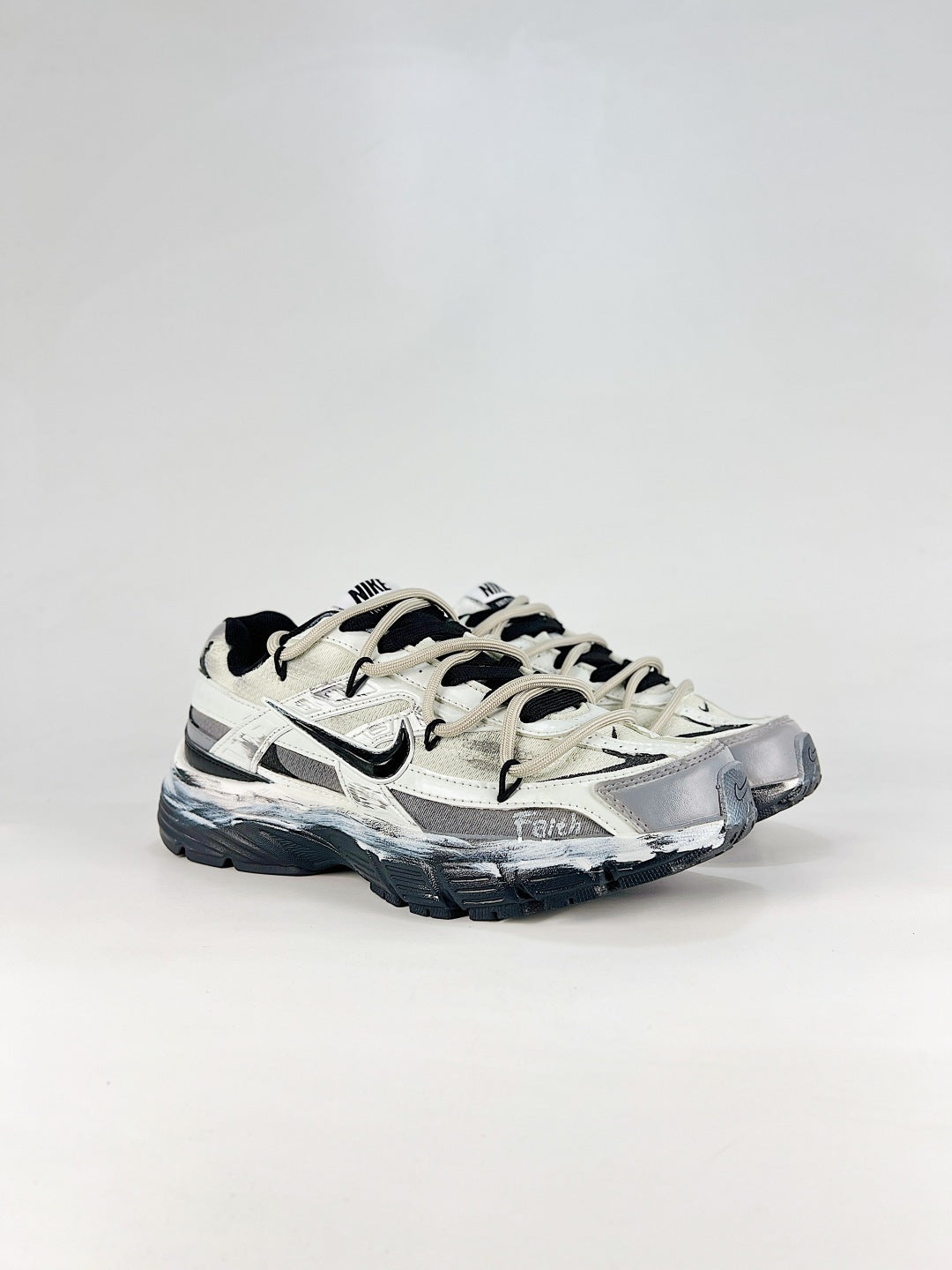 Nike Initiator – White / Silver / Black Retro Running Sneaker