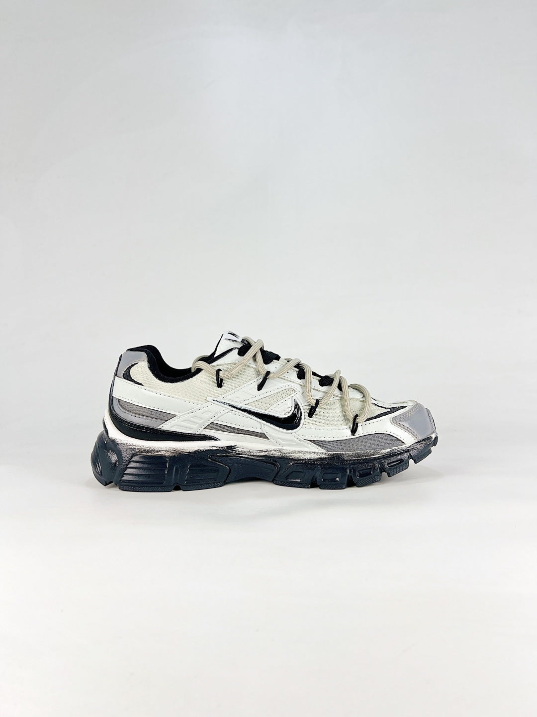 Nike Initiator – White / Silver / Black Retro Running Sneaker