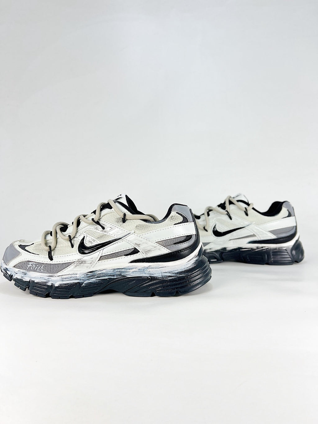 Nike Initiator – White / Silver / Black Retro Running Sneaker
